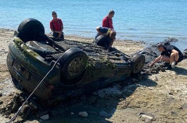 Tizenhárom éve ellopott autó került elő a Dunából az alacsony vízállás miatt – fotók