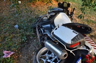Menekülés közben egy motoros rendőrnek is nekicsapódott egy autós Baján