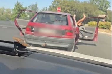 Négyen is kiugrottak egy menekülő autóból, a sofőr 150-nel száguldott tovább – videó