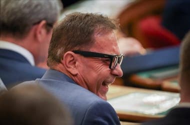 Szigorú korlátozást vezetnek be a Pócs János által is megvillantott videós szemüvegeknél