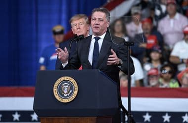 „Átlépte a vörös vonalat” – össztűz zúdult a Trumpnak kampányoló Audi-vezérre