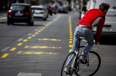 Biciklisáv jön a Szent Gellért rakpartra, részben a parkolósáv helyére