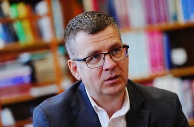 Letartóztatták Seszták Miklós bizalmasát, aki a pénzfutár lehetett