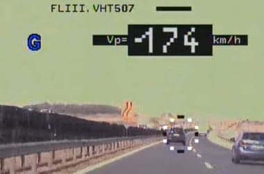 174-gyel sietett az M1-esen a terelés előtt, amikor felbukkantak a rendőrök – videó