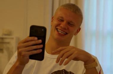 Erling Haaland megszabadult a hosszú szőke fürtjeitől, buzzcutra váltott a norvég csatár – videó