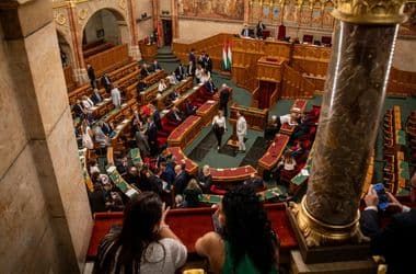 Relatív filmszínház: takarékra teszi a Tisza a parlamenti demokráciát vagy épp a háromhetenkénti ülésezéssel jön az érdemi munka?
