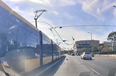 Videó: Leszakadt az 1-es villamos vezetéke, telibe talált egy autót
