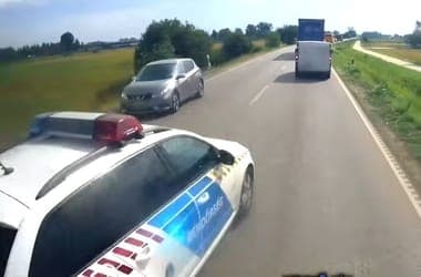 Majdnem frontális ütközés lett a rendőrautó előzéséből – videón a jelenet