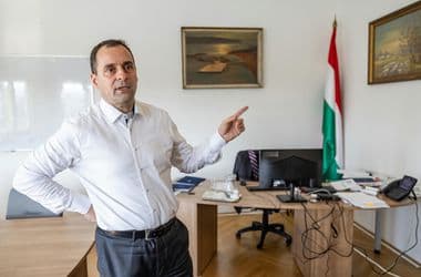 És akkor fél évvel a választás után már nem csak a NER emberei mondanak le