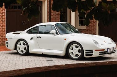 Nem véletlenül ér közel 2 milliárd forintot ez a 37 éves Porsche