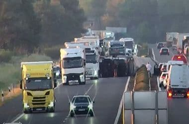 Pillanatok alatt borult fel egy kamion az autópályán – videó