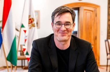 Jópár év után Karácsony Gergelyt behívták a közmédiába és most tényleg biciklivel ment