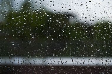 Megérkezett a hidegfront, esővel és erős széllel zárul a hét