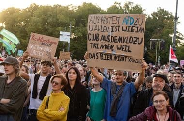 Ezrek tüntettek Berlinben az AfD ellen a párt választási győzelmét követően