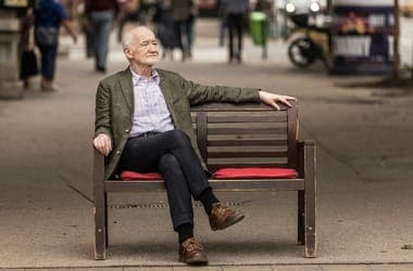 Vita Nádasdy Ádám emléktáblája körül: a család beletette, az önkormányzat kivette a melegekre vonatkozó szöveget