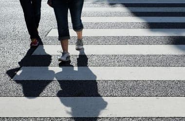 Szigoríthatnak az olaszok: bírságolnák a gyalogosokat, akik az úttestre lépve is mobiloznak