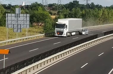 Hosszú métereken át vonszolt magával egy autót egy kamion az M30-ason – videó