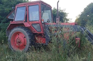 Négy járművel is próbálkozott, végül traktorral menekült egy belga férfi Bőszénfán