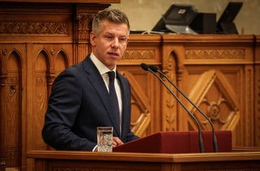 Nyugdíjemelést jelentett be Magyar Péter