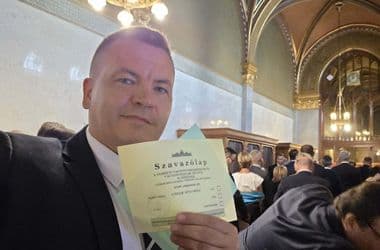 „Kemény, nehéz időkben, olyan bátor, tökös emberekre volt szükség, mint Magyar Péter, vagy Én” – üzente kritikusainak a Tisza képviselője