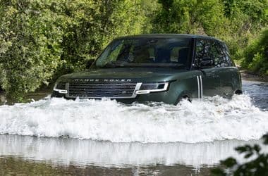 600 kilométeres hatótávval debütált az első elektromos Range Rover