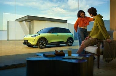 Újabb kínai árbombát dobnak le Magyarországon, 8 millió forinton nyit a Geely józan kis villanyautója