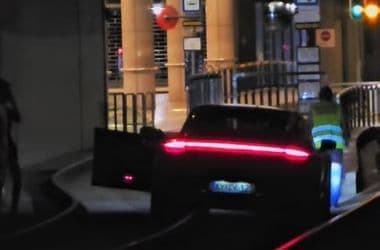 A síneken, majd az aluljáróban kötött ki egy Porsche a Fővám térnél – videó