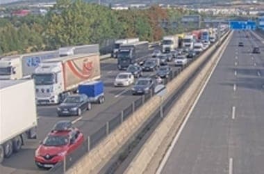 Felborult egy autószállító az M0-son, több mint 5 kilométeres a torlódás