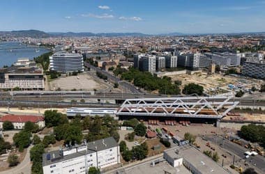 Helyére került a vasúti híd a Soroksári út felett