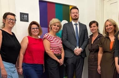 Szabó Bence átadta a Hintalovon Alapítványnak az adományt a neki gyűjtött pénzből