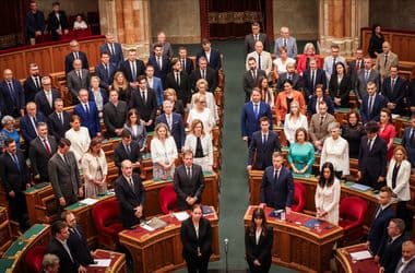 Máris tüntetést szerveztek a Parlament elé Unger Anna megválasztása miatt