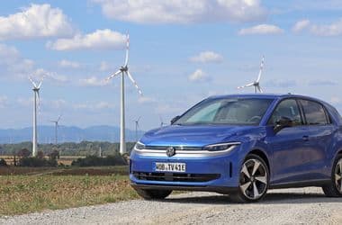 Német villanyautót a népnek? Vezettük a retróval fűszerezett vadonatúj VW ID. Polót