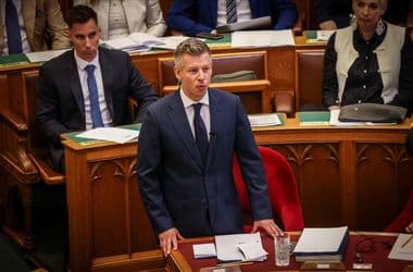 Magyar Péter felszólalása nyitja a parlament rendkívüli ülését