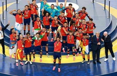 A FIFA elnöke kilóra megvette világot, és már a vébét is kiárusítaná, csak hatalmon maradhasson