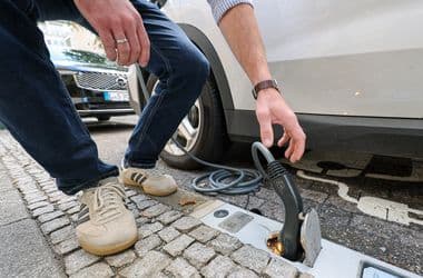 Ja, hogy a járdaszegélyből is lehet tölteni az e-autókat?