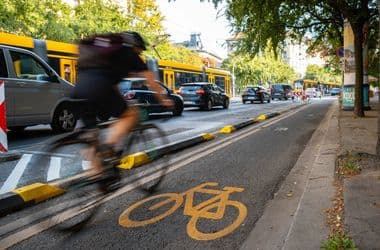 Az a legnagyobb baj az új nagykörúti biciklisávval, hogy nem ilyenekkel van tele Budapest