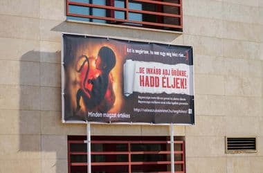 Leszakította a szél az abortuszellenes molinót Csepelen, Borbély Lénárdék visszatették