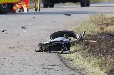 Életveszélyesen megsérült egy motoros, egy család sietett a segítségére