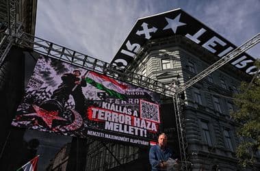 Képeken a Terror Háza ideiglenes bezárása elleni tüntetés