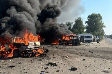 Orosz rakétatámadás érte egy ukrán falu központját, amikor az emberek dolgozni indultak – tízen meghaltak