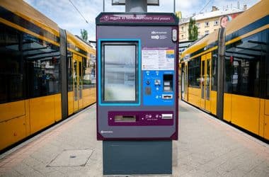 Modernizálta a jegy- és bérletautomatáit a BKK, beköszöntött a nagyképernyő kora