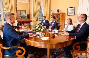 Az energiaválság és a vízhiány kezeléséről egyeztetett az államfő Magyarral és a frakcióvezetőkkel – élő