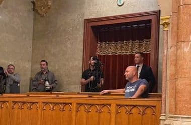 Pócs János vendégeként ült be a parlamentbe a trombitáló Szabó Bálint