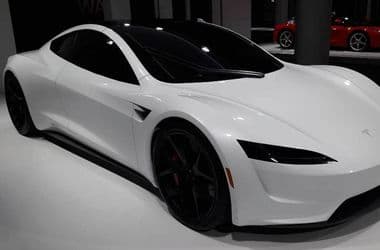 Kilenc év várakozás után végre bemutatkozhat a Tesla Roadster