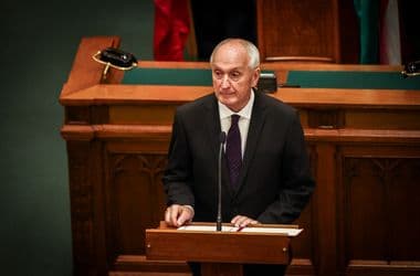 Baka András, Magyarország új köztársasági elnöke megtartja elődjének hivatalvezetőjét