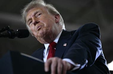 Felfordult Trump világa: barátokat fenyeget, ellenségeknek udvarol – a New York Times vezető fehér házi tudósítója már meg sem lepődik