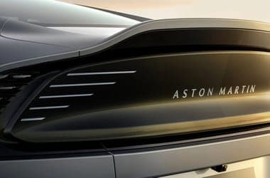 835 lóerős biturbó V12-vel ünnepel az Aston Martin