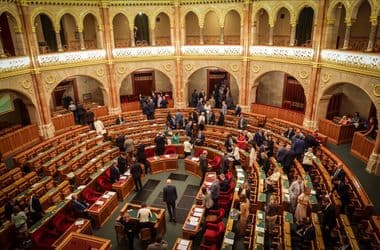 Ma megválasztják a Független Közmédia Testületet és átnevezik az ispánokat – élőben a parlamentből