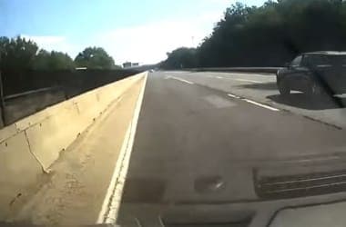 Videó: agresszívan váltott sávot az M3-ason, betonelemnek lökte a vétlen autóst, majd segítségnyújtás nélkül elhajtott