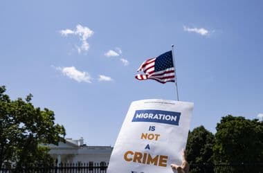A Trump-kormány döntött, szünetel az ügyintézés azok számára, akik bevándorlói vízumot kérelmeznének